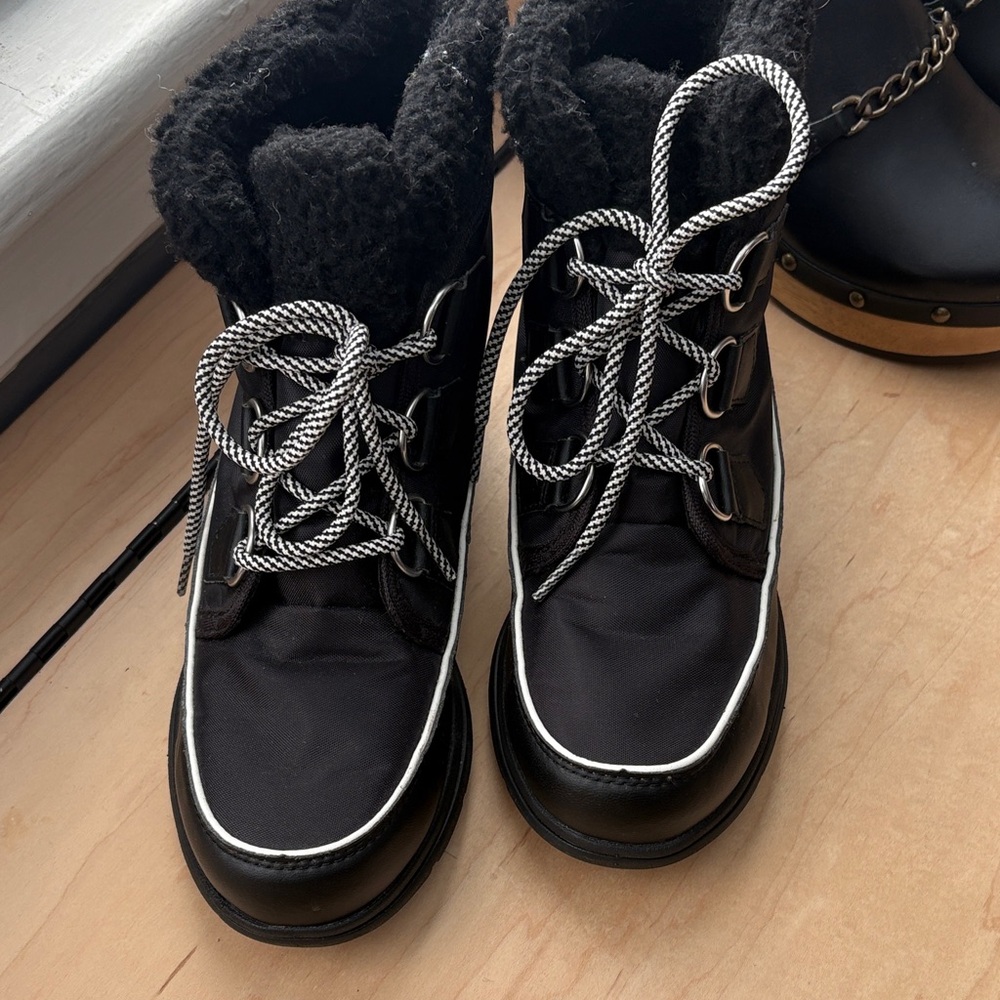 Black Fur-Lined Winter Boots